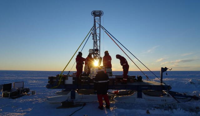 El equipo científico perforando el hielo de la Antártida en busca de vida marina. Foto: Sophie Berger