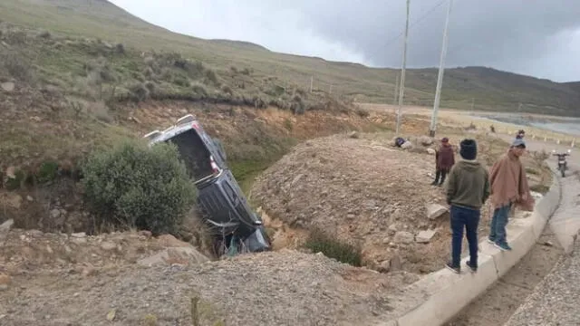 Así quedó la camioneta al despistarse en la carretera a la sierra. Foto: Andina Santiago de Chuco