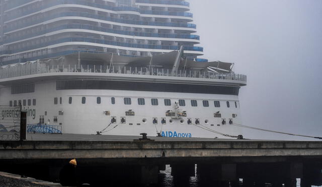 El crucero AIDAnova, anclado en el puerto de Lisboa, será vaciado y su recorrido fue cancelado a mitad del viaje por un brote de coronavirus. Foto: AFP