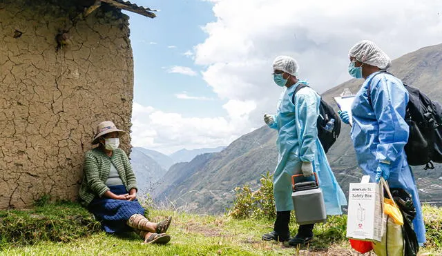 La muestra itinerante consta de 60 fotografías sobre la labor del personal de salud y el impacto de la pandemia. Foto: Andina