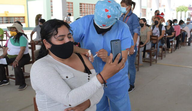 En los puntos de inmunización se aplican primeras, segundas y terceras dosis de la vacuna. Foto: Geresa Lambayeque.