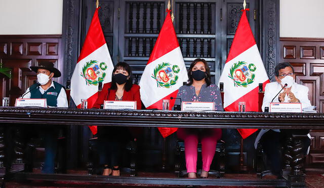 La titular de la PCM, Mirtha Vásquez, juntos con los ministros Hernando Cevallos (Salud), Víctor Mayta (Agricultura y Riego) y Dina Boluarte (Desarrollo e Inclusión Social). Foto: PCM