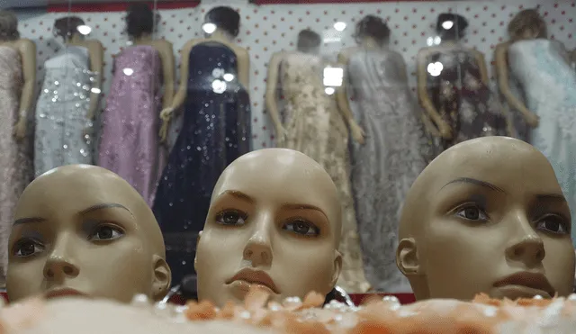 Las cabezas de maniquíes (primer plano) se ven en una tienda de ropa para mujeres en Herat. Foto: AFP