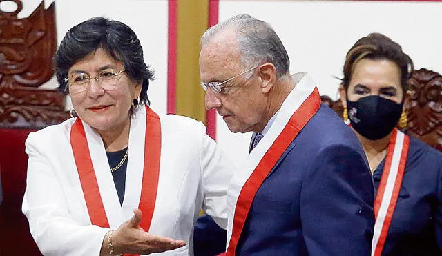 Sucesión. Marianella Ledesma tomó juramento a Augusto Ferrero como presidente del Tribunal Constitucional. Foto: Félix Contreras / La República