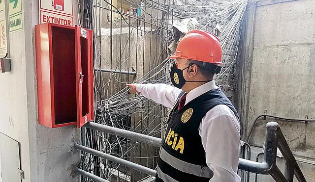 Peritajes. Casilleros de extintores vacíos y cables expuestos. Foto: Félix Contreras / La República