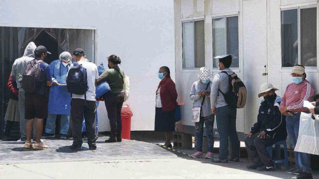Colas. Estos pacientes llegaron al hospital Honorio Delgado de Arequipa para tomarse la prueba molecular. Tienen síntomas del contagio. Foto: La República