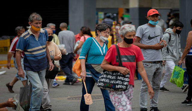 El dólar Banco Central es referencia para muchas personas que desean adquirir productos en Venezuela. Foto: EFE