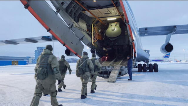 Militares rusos que embarcan en un avión militar de camino a Kazajstán, en un aeródromo fuera de Moscú, Rusia, el 6 de enero de 2022. Foto: EFE