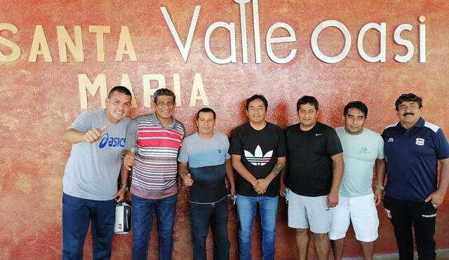 'Pepe' Soto junto a Pablo Pérez y la dirigencia de Sport Chavelines. Foto: Facebook