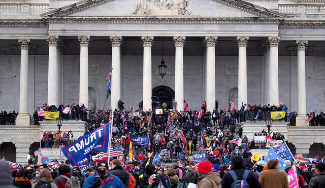 El asalto al Capitolio de EE. UU. estuvo protagonizado por centenas de seguidores de Donald Trump. Foto: EFE