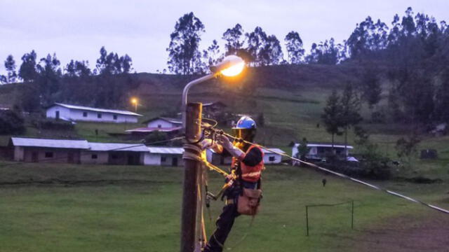 La iniciativa, presentada por el Poder Ejecutivo, busca incorporar a más beneficiarios al FOSE para poder alcanzar descuentos de hasta 16% en los recibos de electricidad de las familias peruanas. Foto: Minem