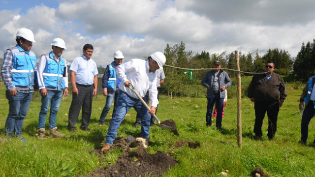 Titular de la Gerencia Subregional de Chota coloca la primera piedra del colegio Samuel de Alcázar de Llangodén Alto. Foto: Gerencia Subregional Chota.