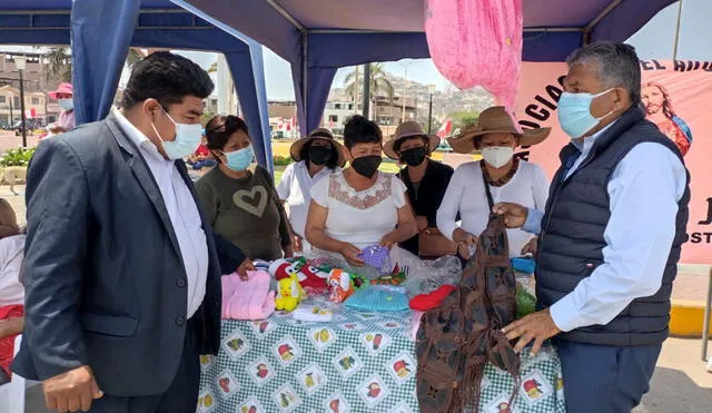 El alcalde Víctor Rebaza admira los tejidos de madres emprendedoras. Foto: MDEP