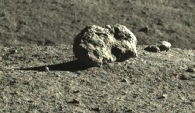 La imagen ampliada revela que la "casa misteriosa" en la Luna es una roca solitaria al borde de un cráter de impacto. Foto: CNSA