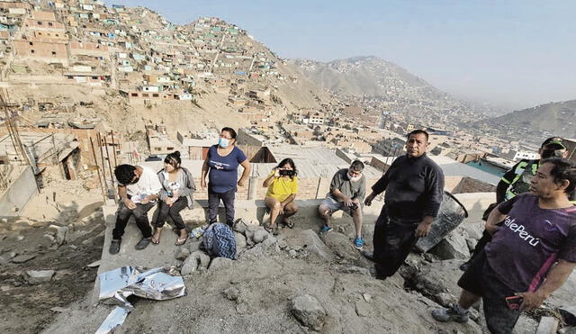 A buen recaudo. Las personas que viven en las partes altas de los cerros de Lima este sintieron con mayor intensidad el sismo. Varios dejaron sus casas por el miedo a los derrumbes. Foto: URPI-LR