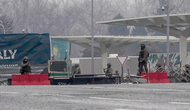 En Kazajistán se ha recrudecido la presencia militar en las calles. Foto: AFP