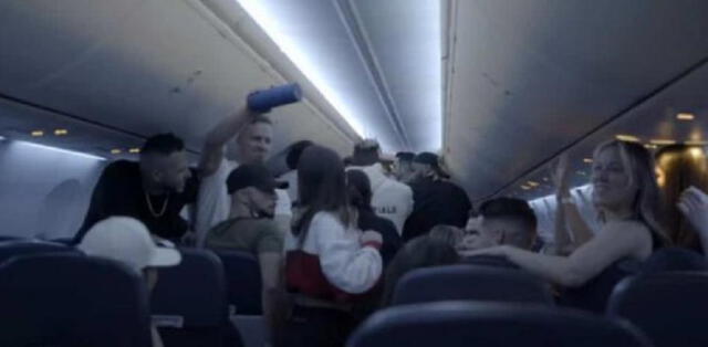 Captura de video de la fiesta ilegal en el vuelo que iba de Montreal a Cancún. Foto: Captura de Twitter /Francis Pilon