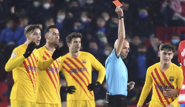 Sergio Busquets portó la cinta de capitán en el duelo entre FC Barcelona y Granada. Foto: EFE