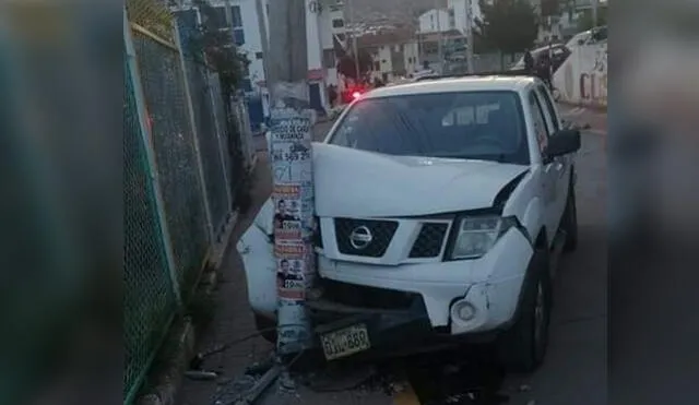 El auto y el poste presentaron daños materiales. Foto: Cusco en Portada