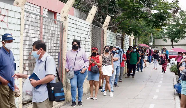 Previsión. Miles van en busca de una prueba de descarte. Foto: Félix Contreras / La República