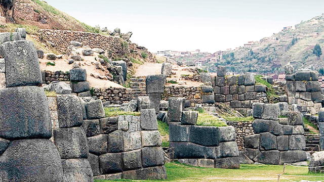 Fortaleza inca. Sacsayhuaman es uno de los estupendos vestigios que dejó como herencia el imperio incaico. Ahora está amenazado por el voraz avance de emprendimiento inmobiliario.