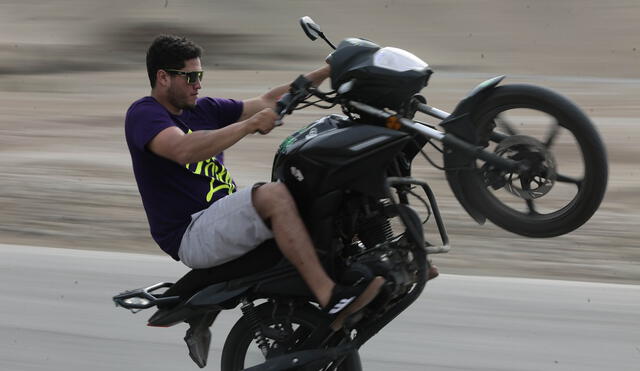 El stunt consiste en dominar la moto con concentración y destreza para ejecutar acrobacias que
desafían la gravedad. Fotografía: Gerardo Marín