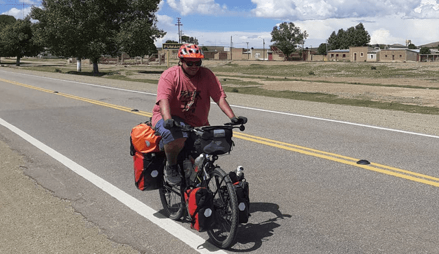 Germán Neculman junto a su bicicleta de aventura. Foto: Germán Neculman