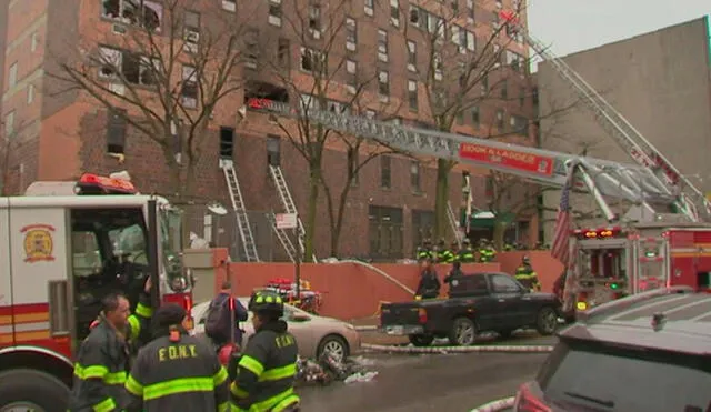 El fuego se declaró en un dúplex situado en el segundo de los 19 pisos del edificio en Nueva York. Foto: AFP