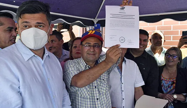 Sergio Garrido, gobernador electo del estado Barinas, muestra un documento acreditación como autoridad regional. Foto: AFP