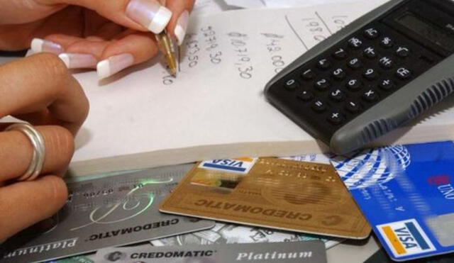 Evita hacer retiro de dinero en efectivo de tu tarjeta de crédito. Foto: Andina.