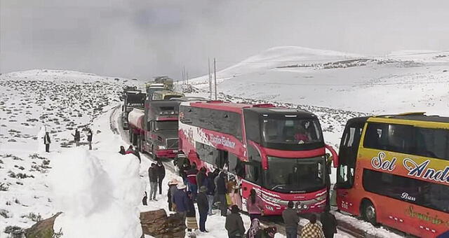 Al igual que en la carretera de Puno, en la zona de Moquegua los buses no pudieron avanzar.