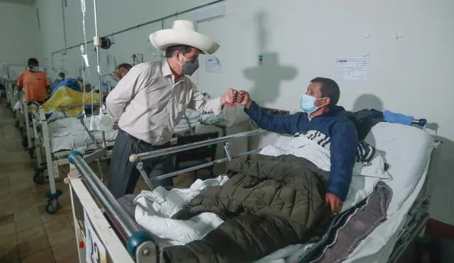 El presidente Pedro Castillo realizó una visita a dos comisarías y un hospital durante la madrugada. Foto: Presidencia