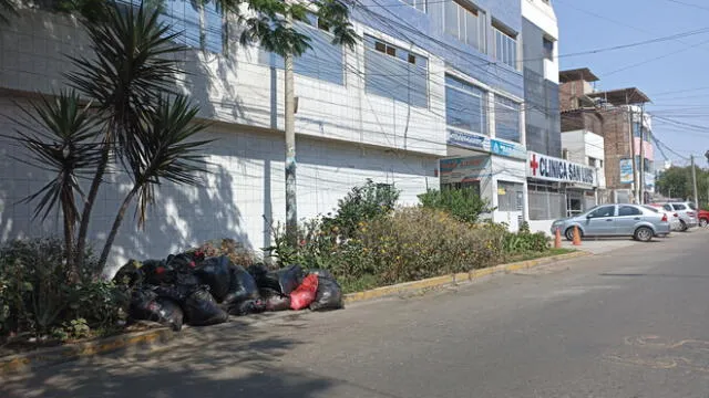 Las bolsas con residuos hospitalarios a un costado de la clínica. Foto: Segat