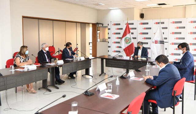 Llempén se reunió con el ministro Guillén para solicitar declaratoria de emergencia. Foto: PCM
