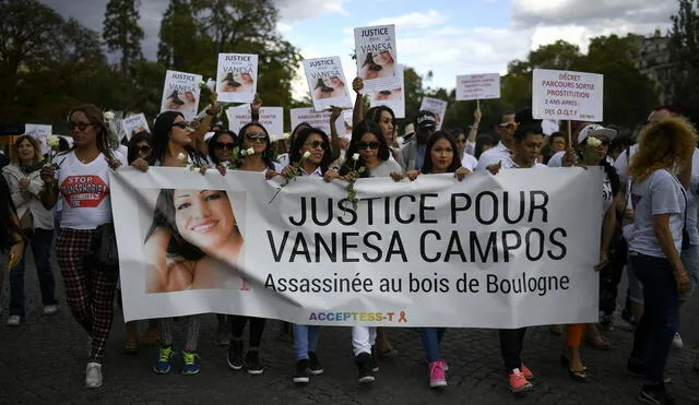 Esta foto de archivo tomada el 24 de agosto de 2018 muestra a personas que participaron en una marcha en el Bois de Boulogne en París, en homenaje a Vanesa Campos, una trabajadora sexual transexual de 36 años que fue asesinada. Foto: AFP