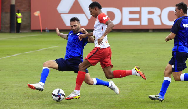 Marcos López pelea el puesto de lateral izquierdo junto a Miguel Trauco. Foto: Twitter Selección peruana