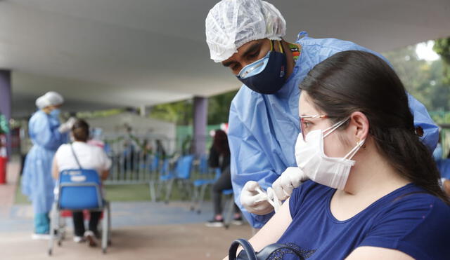 El Poder Ejecutivo promulgó una ley que permite tener una licencia por vacunación para facilitar a los trabajadores inocularse contra la COVID-19. Foto: Minsa