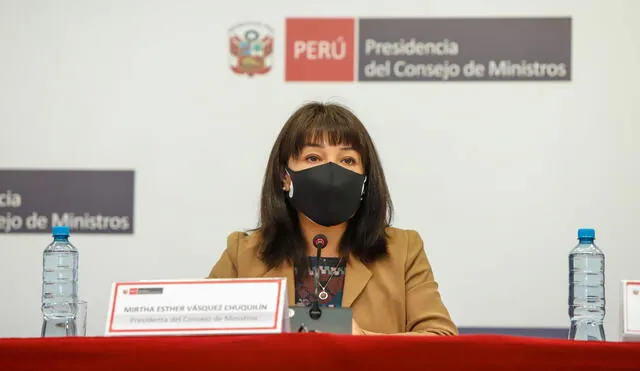Mirtha Vásquez durante su más reciente conferencia de prensa. Estuvo acompañada de los ministros Hernando Cevallos (Salud), Juan Carrasco (Defensa) y Geiner Alvarado (Vivienda). Foto: PCM
