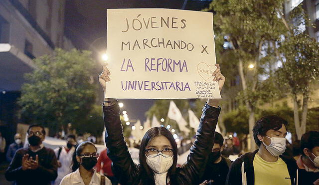 Manifestaciones. Ciudadanos, estudiantes y exministros piden que no haya más retrocesos. Foto: Gerardo Marín / La República