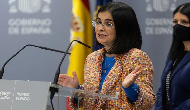 La ministra de Sanidad de España, Carolina Darias, fue la encargada de dar el anuncio en plena sexta ola de coronavirus. Foto: EFE