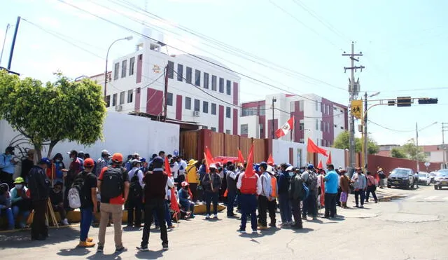 Los manifestantes bloquearon hasta las 10.00 a.m. el ingreso de personal al GORE.  Foto: Zintia Fernández/La República