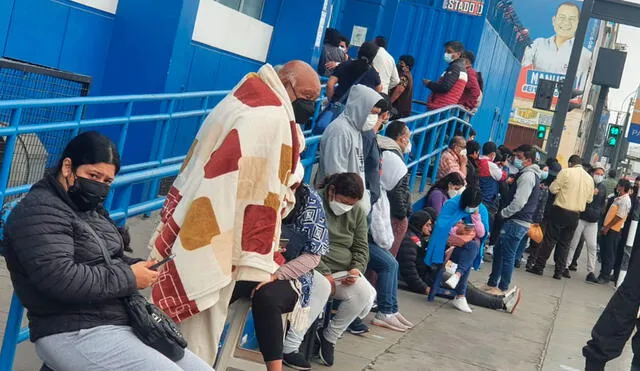 Ciudadanos denuncian que deben hacer largas colas durante la madrugada para alcanzar un cupo en el Hospital Emergencias Grau. Foto: Urpi / La República