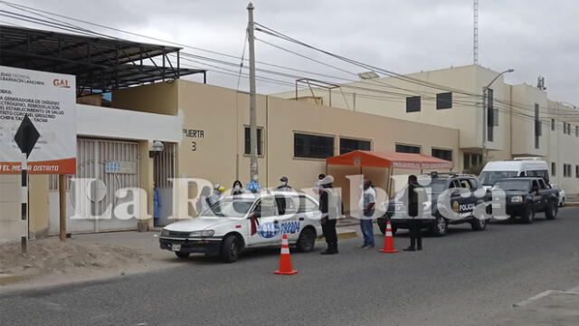 Al lugar llegaron efectivos policiales y el fiscal de turno, Víctor Álvarez, quien ordenó el levantamiento del cadáver y su traslado a la morgue. Foto: La República