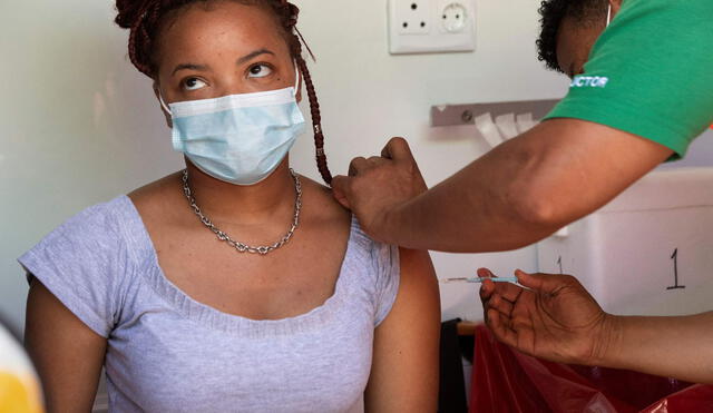 Una mujer se vacuna contra la COVID-19 en un centro médico instalado en Ciudad del Cabo (Sudáfrica), el 8 de diciembre. Foto: Rodger Bosch / AFP