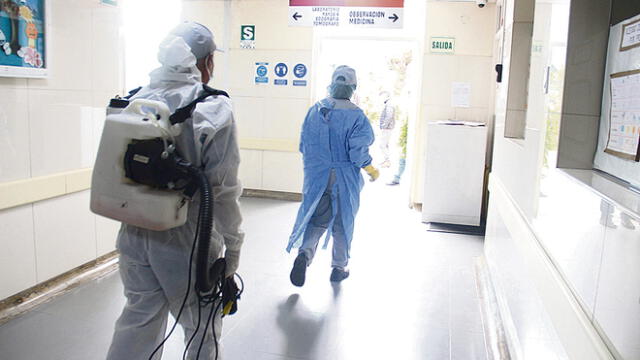 Contagios. Casos positivos de COVID-19 en trabajadores de hospitales ponen en riesgo las atenciones en la tercera ola de la pandemia.