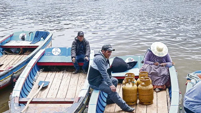 Informal. En la frontera Perú-Bolivia, comerciantes informales transportan balones de gas en botes por el río Desaguadero.