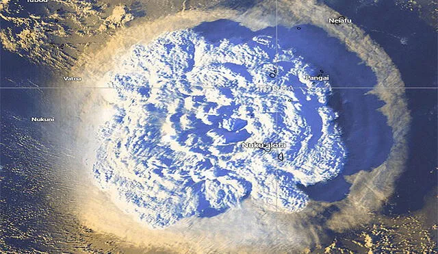 Imagen satelital de la nube causada por el volcán submarino en Tonga. Foto: EFE