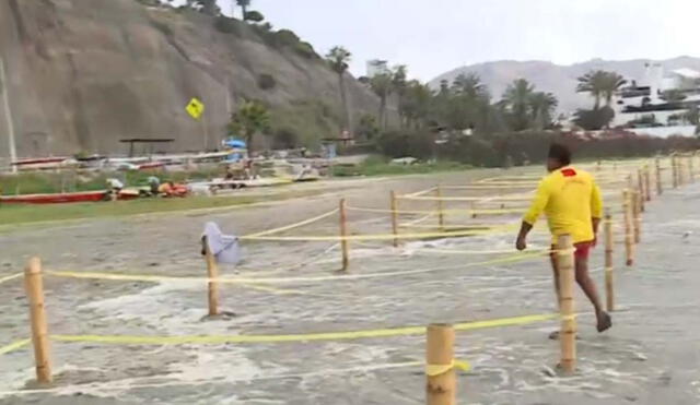 Una situación similar se vivió en Chorrillos, donde evacuaron a los bañistas de la playa Agua Dulce. Foto y video: Canal N