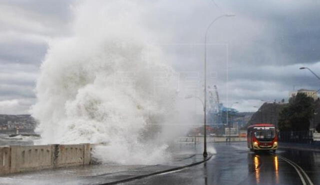 Fotografía de archivo donde se observan fuertes olas en el sector costero de la región de Valparaíso (Chile). EFE