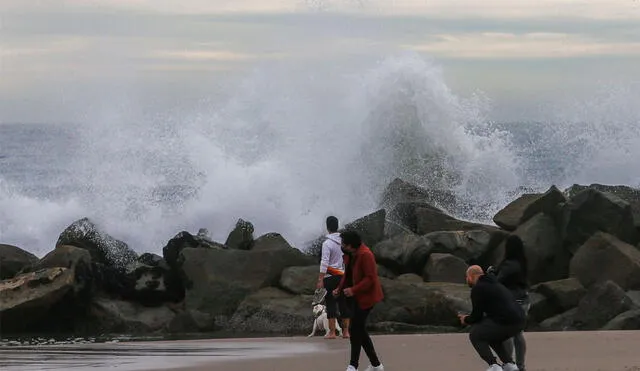 Perú, donde se observaron “olas anormales”, según Defensa Civil, cerró 22 puertos por precaución y la Policía dijo que rescató a 23 personas en la costa, sin especificar las circunstancias. Foto: AFP
